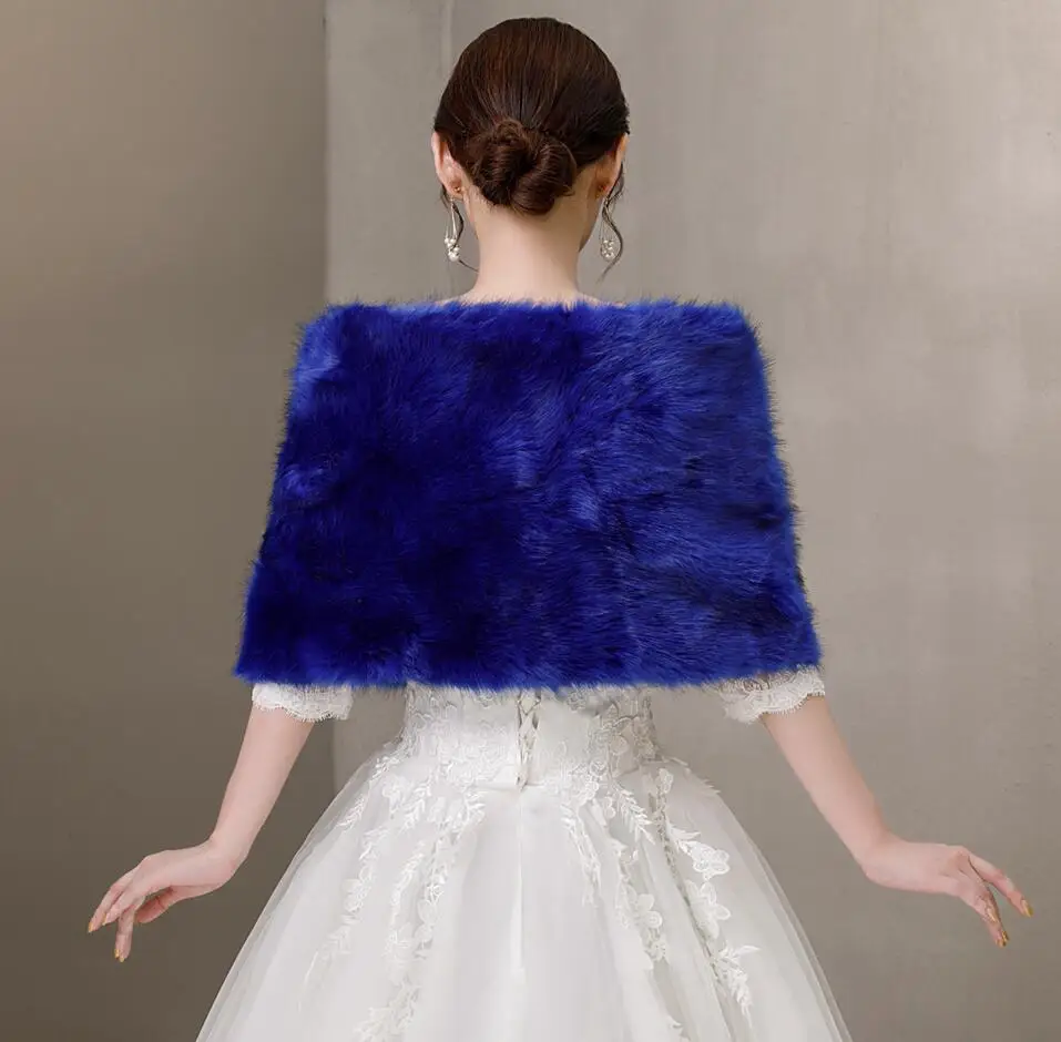 Blue Faux Fur Crystal Brooch W - Stole Wedding Shawl recensione e prezzo
