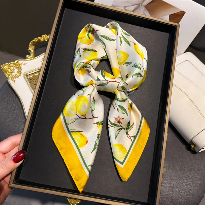 70cm Square Lemon Print Yellow - Ascot Neck Scarf recensione e prezzo