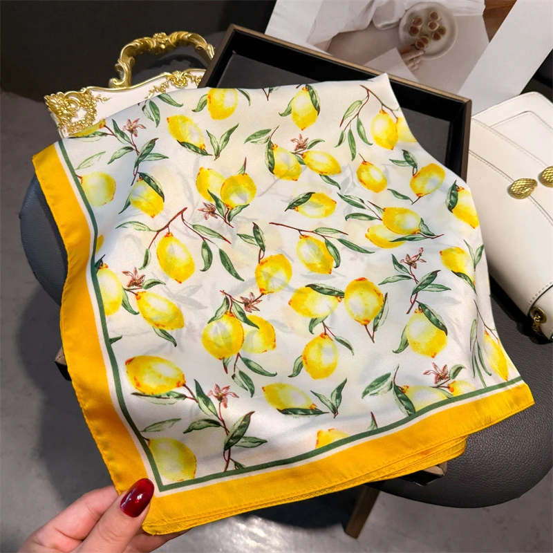 70cm Square Lemon Print Yellow - Ascot Neck Scarf recensione e prezzo