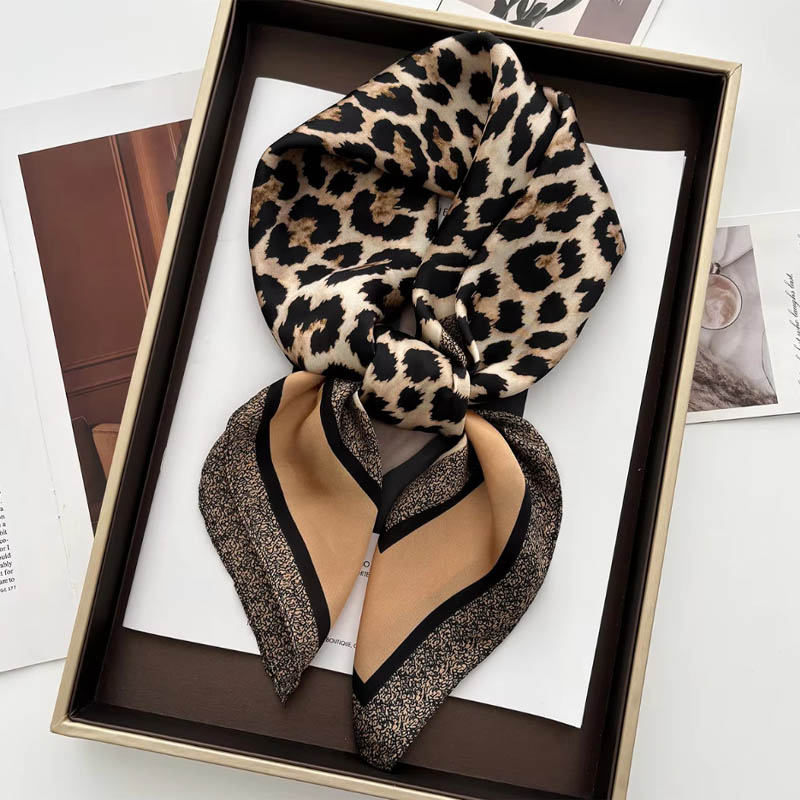 Luxury Leopard Print Female Sa - Ascot Neck Scarf recensione e prezzo