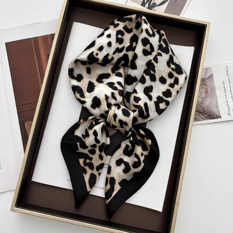 Luxury Leopard Print Female Sa - Ascot Neck Scarf recensione e prezzo