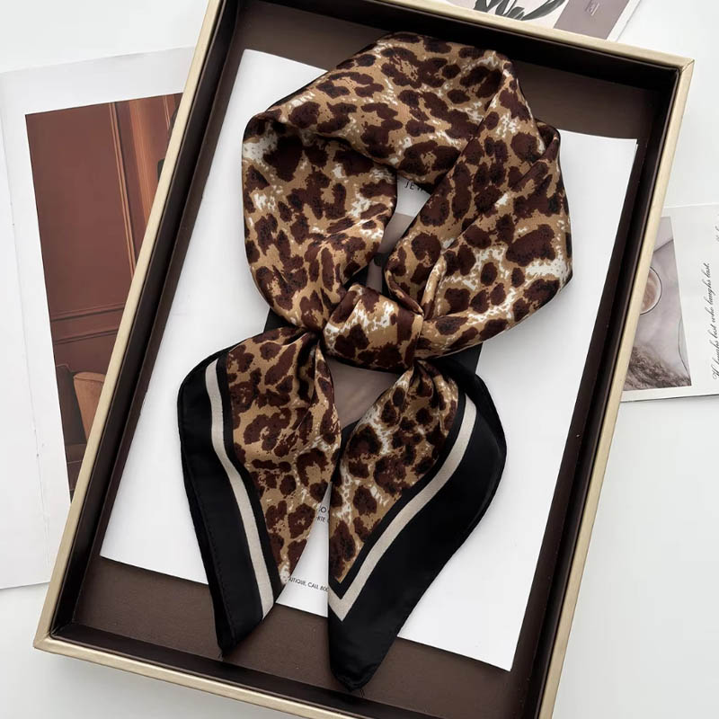 Luxury Leopard Print Female Sa - Ascot Neck Scarf recensione e prezzo