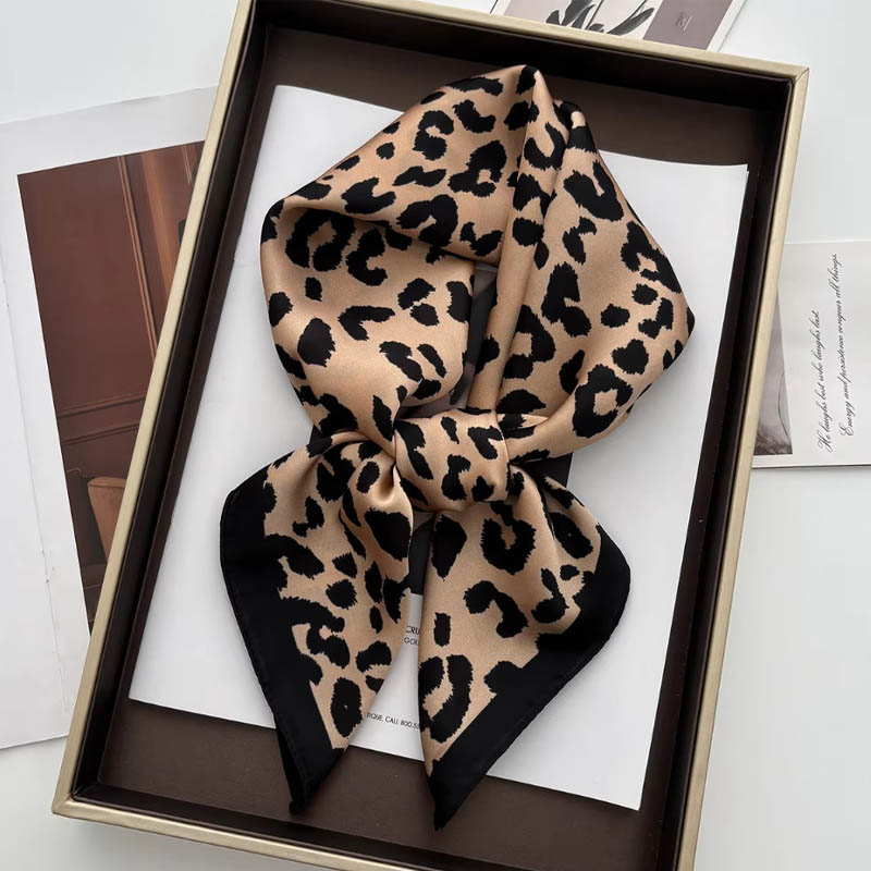 Luxury Leopard Print Female Sa - Ascot Neck Scarf recensione e prezzo